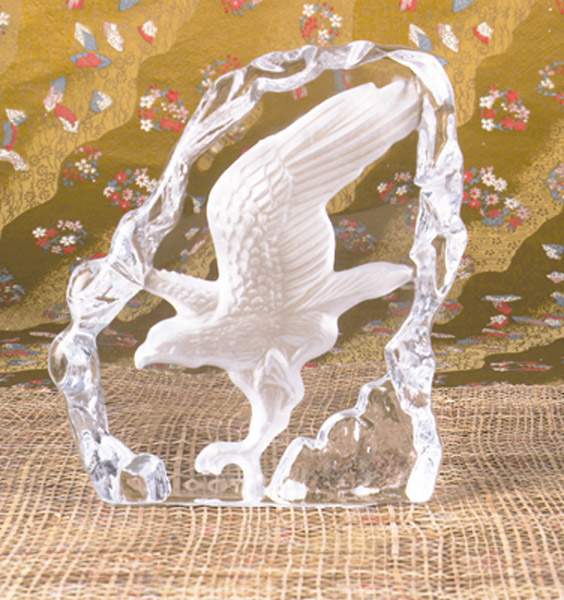 Eagle Carved In Clear Glass - Click on image to see a bigger picture.